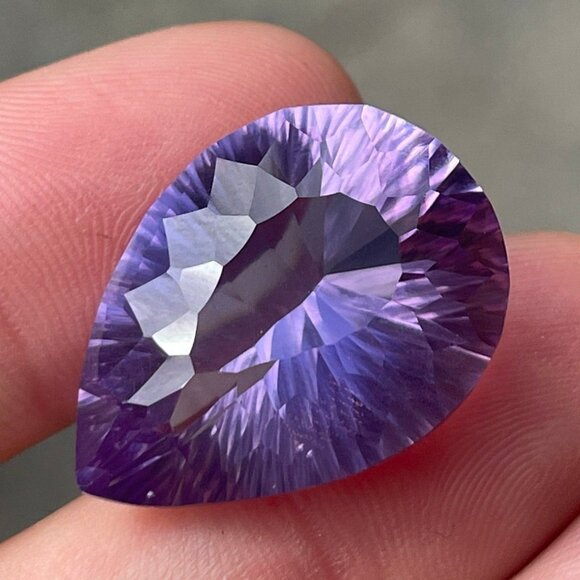 26 carat Brazilian Amethyst in floating display case - Picture 1 of 7